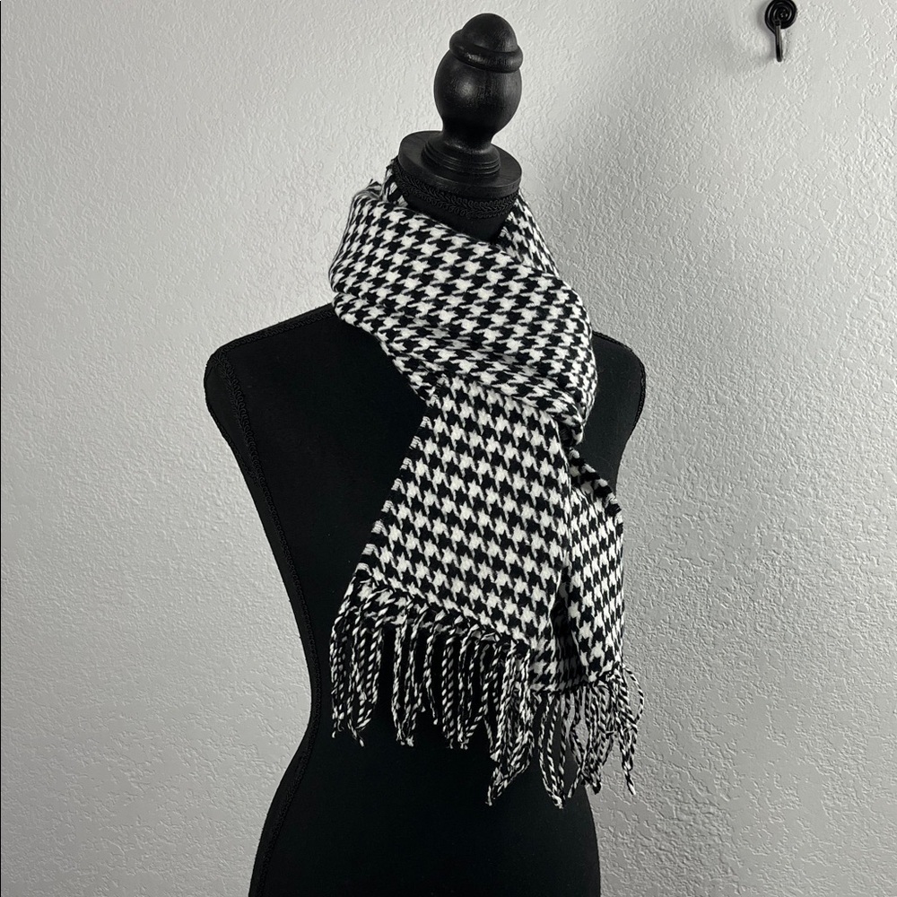Women’s Classic Black White Houndstooth Scarf Fringed Detail Cozy Comfy winter